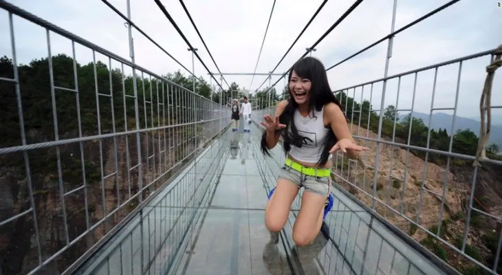 ¿El puente está quebrado? Se agrieta el piso en el puente de cristal en China