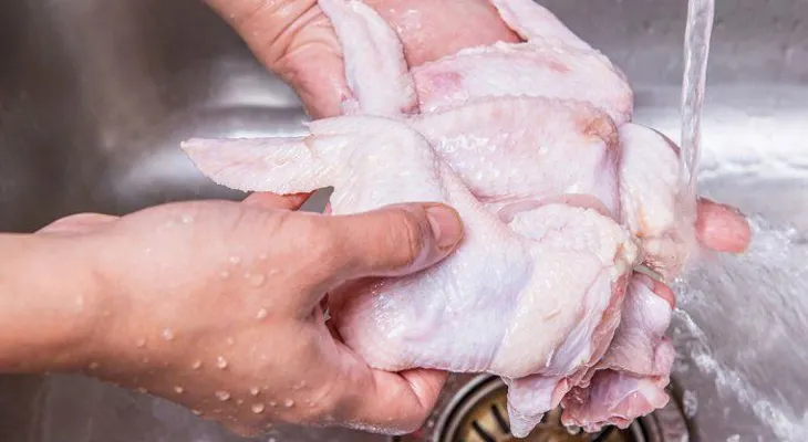 Nunca lavar el pollo crudo antes de cocinarlo por esta razón