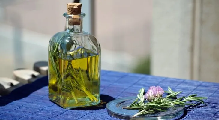 Alcohol de romero para eliminar las celulitis