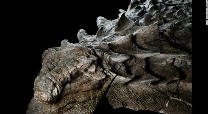 Este dinosaurio está tan bien conservado que se le ve la piel