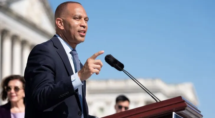 Hakeem Jeffries: "La economía ha fracasado" y las políticas republicanas han sido "un desastre" para los hispanos