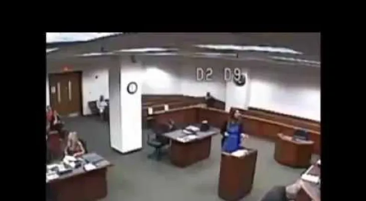 "¿En serio?":  Una jueza se enfurece al ver a una detenida "sin pantalones" (VIDEO)