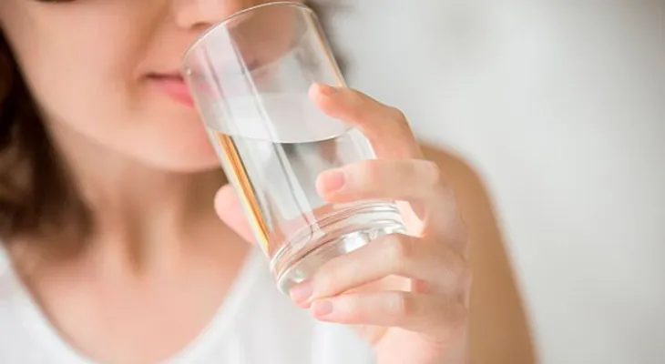 Beneficios de tomar agua tibia como primera cosa en la mañana