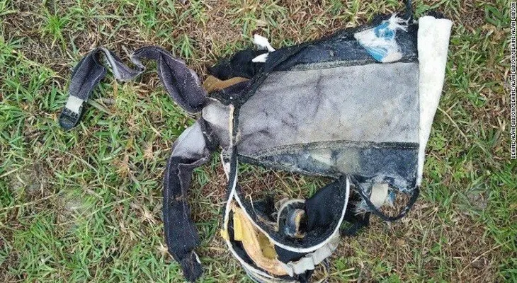 Investigadores recuperan objetos que podrían ser elementos personales de pasajeros del MH370
