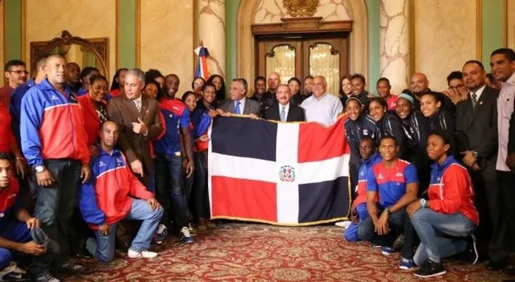 Danilo Medina entrega bandera a atletas representarán RD en Toronto; prometen honrarla