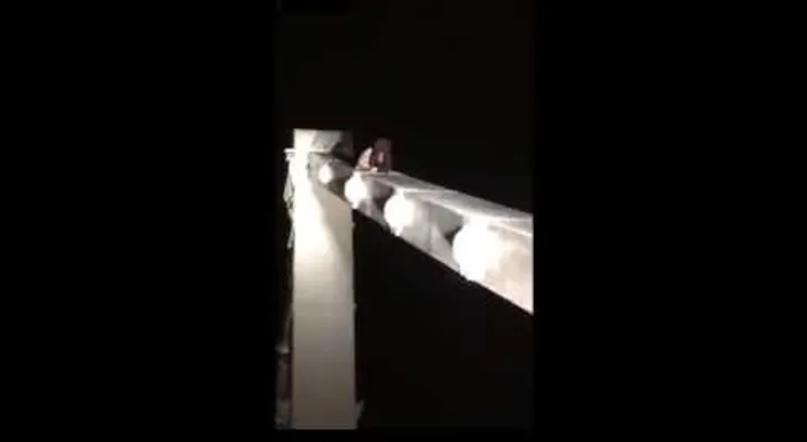Un joven se lanza de un puente con fines suicida; quiso arrepentirse, pero era demasiado tarde...