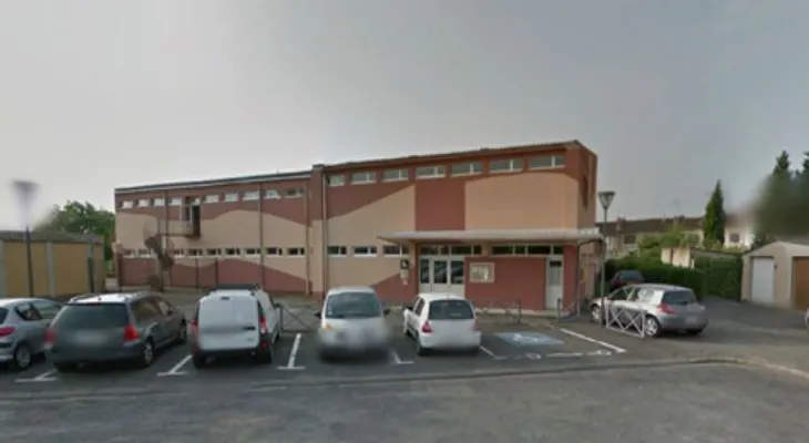 Madre mata a maestra de su hijo en clase