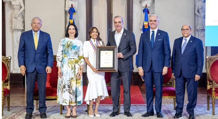 Abinader entrega Medalla al Mérito Magisterial 2026
