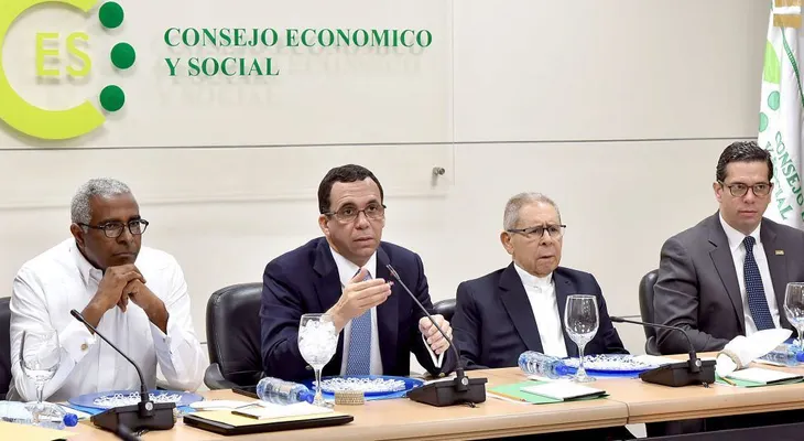 Ministro Andrés Navarro presenta medotología para concertación de nueva Ley de Educación