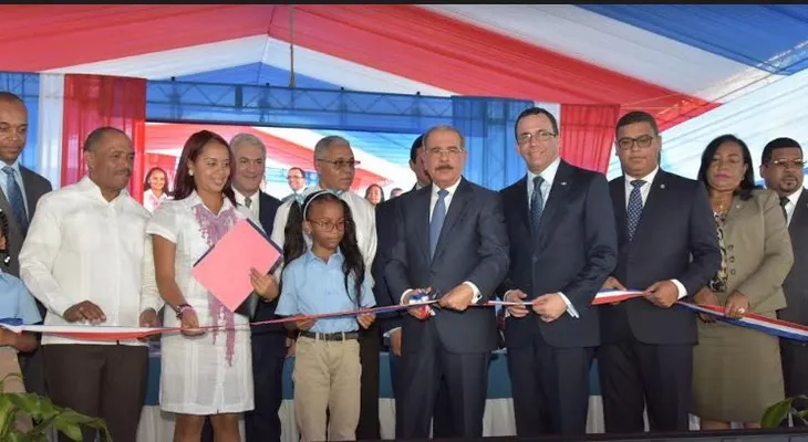 Danilo Medina junto al Ministro Andrés Navarro entrega nuevo centro educativo y ampliación Politécnico Loyola en SC