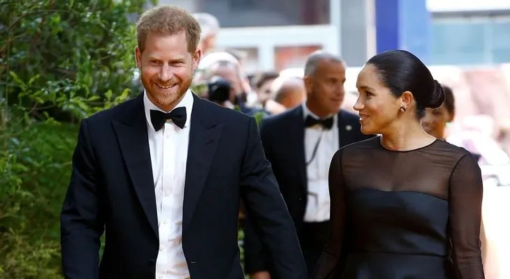 Meghan Markle fue al estreno de "El Rey León" en Londres, como una estrella más de Hollywood,