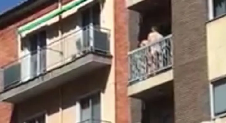 Descubren pareja teniendo sexo a plena luz del día en el balcón y el video recorre todo España