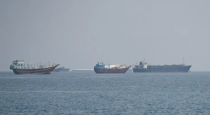 El tráfico por el estrecho de Ormuz sigue reducido por la tensión en Medio Oriente: cruzaron cinco barcos en 24 horas