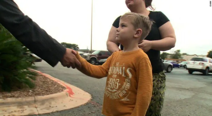 Niño regala dinero de su alcancía a mezquita que fue vandalizada en Texas
