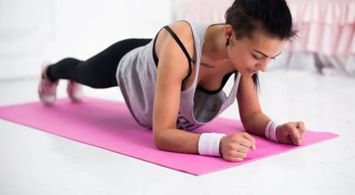 Quita grasa de la panza y espalda con el desafío del plank