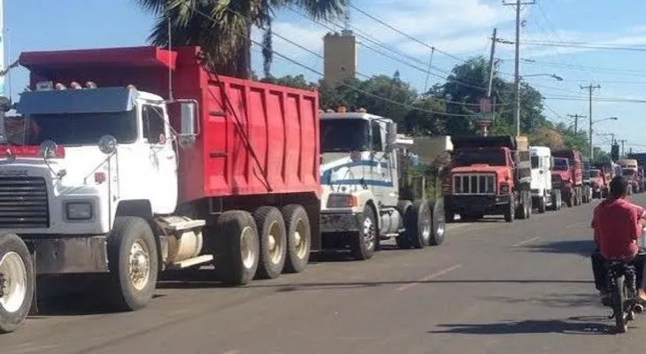 Fenatrado paraliza transporte de cargas hacia Haití por Dajabón