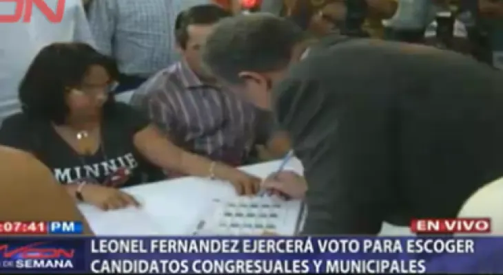 Leonel Fernández vota en la convención PLD