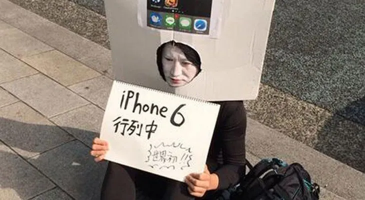 Joven ya hace fila para comprar el iPhone 6