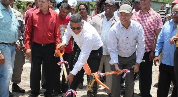 Alcaldía de La Caleta inicia trabajos para primer multiuso de esa comunidad