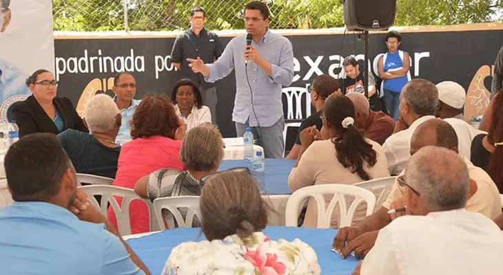 David Collado se compromete a gestionar problema de titulación