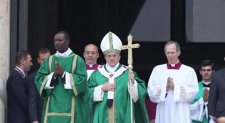 El papa dice que sin Dios todo se reduce a una sola dimensión: el tener