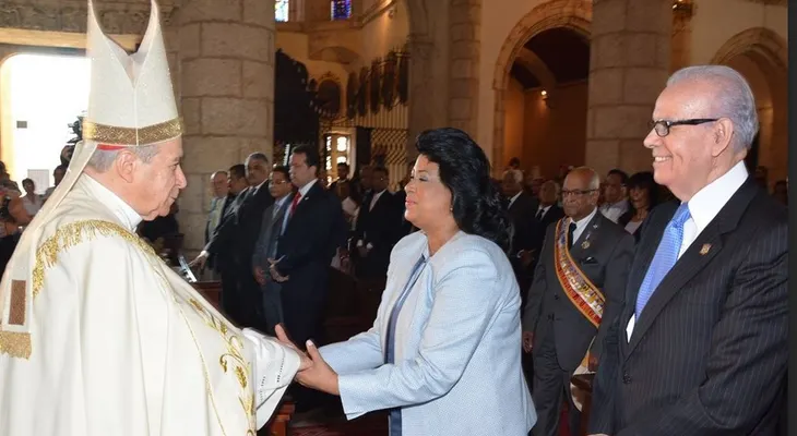 Senadores depositan ofrenda en el Altar de la Patria