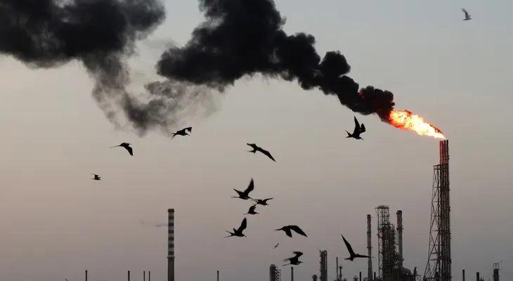 Petróleo sube más de 1% y amenaza los 100 dólares por escalada entre EE.UU. e Irán en el estrecho de Ormuz