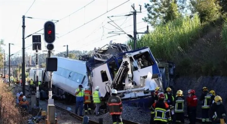 Al menos 2 muertos y 25 heridos en un accidente de tren en Portugal