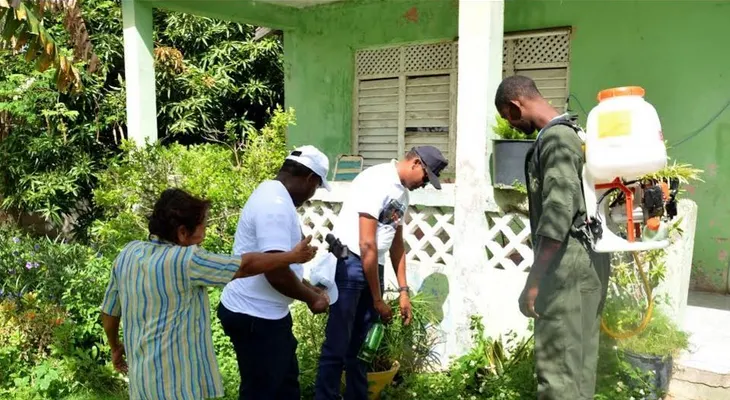 El MIC fumiga 5 mil 614 viviendas y elimina más de 3 mil criaderos de mosquitos en Barahona 