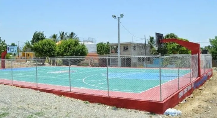 Ayuntamiento del municipio SDN inaugura cancha en los Guaricanos