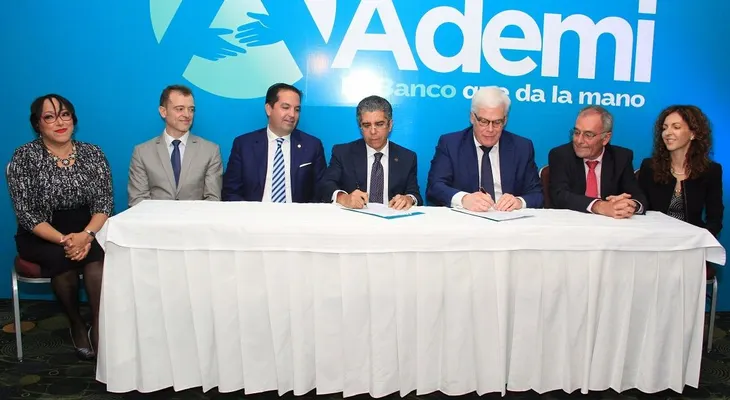 Asaltan sucursal del Banco Ademi en La Vega; hieren encargado de la seguridad