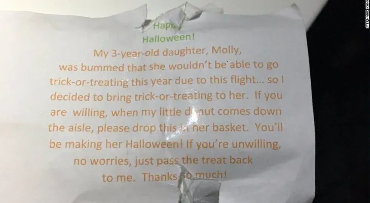 Padre organiza Halloween en pleno vuelo para que su hija pueda pedir dulces