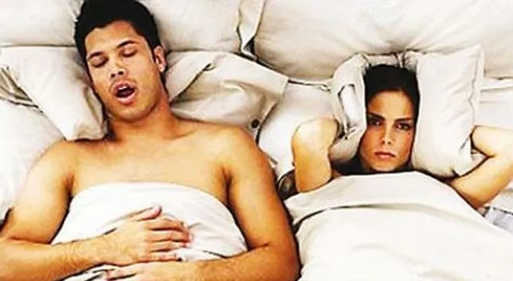 Padres roncadores ponen en riesgo la vida sexual de la pareja