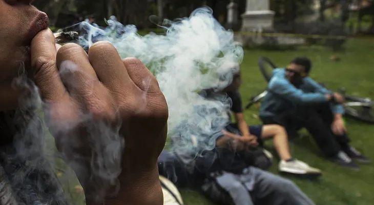 Estudiantes de colegios de Colombia bajan consumo de tabaco y alcohol, pero aumentaron el de marihuana