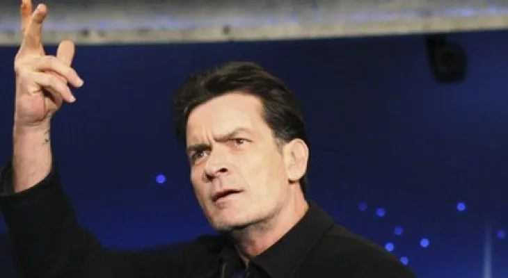 Otorgan a exprometida de Charlie Sheen orden de alejamiento