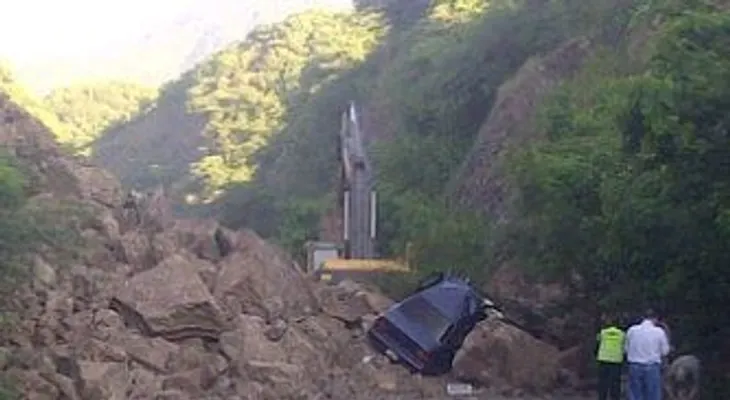 Obras Públicas restablece tránsito en recta de Azua, luego de accidente