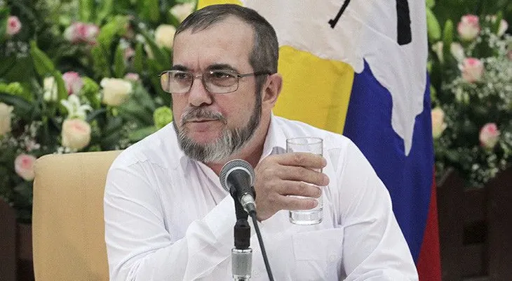 Polémico VIDEO jefe de las FARC luciendo zapatillas Nike, pero critica al capitalismo
