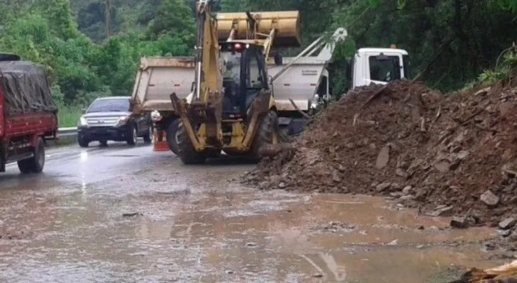 Unidades de Obras Públicas restablecen tránsito tras derrumbe en autopista Duarte