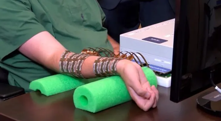 Crean un dispositivo para mover los miembros paralizados con el pensamiento