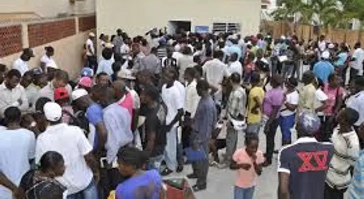 Haitianos acuden desde el día anterior al Plan de Regularización