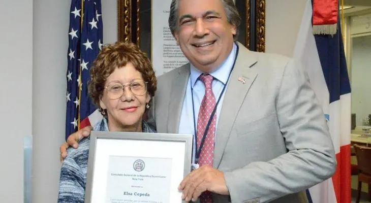 Consulado en NY reconoce madre y empleada con 20 años de servicio en la sede