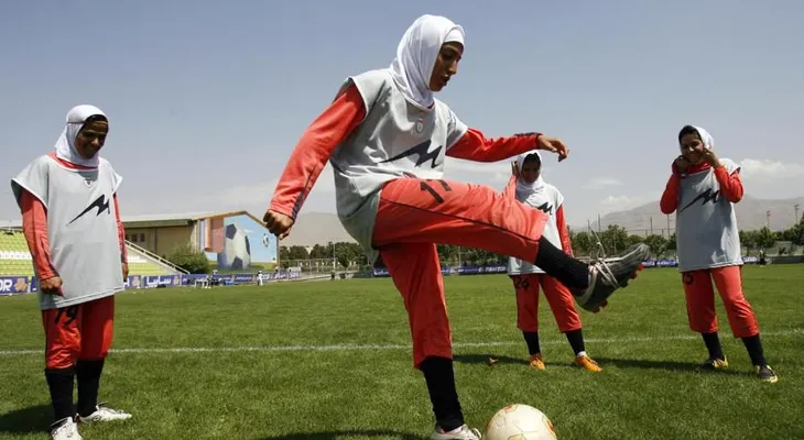 Capitana del equipo de fútbol de Irán se perderá la Copa Asiática porque su esposo no la deja ir