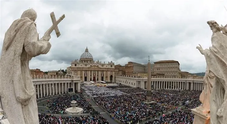 La Iglesia Católica lleva a los altares a dos Papas