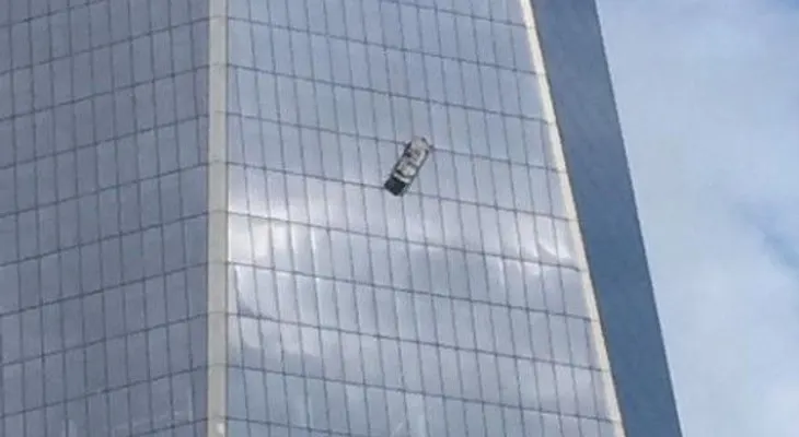 Dos limpiavidrios quedan colgados del edificio del WTC 