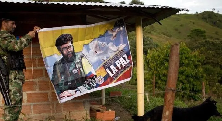 Gobierno y las FARC firman cese del fuego; Danilo va a La Habana