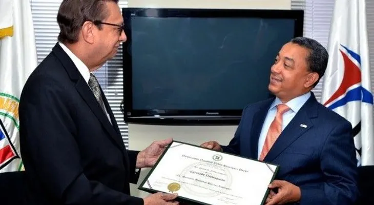 Director del IDAC recibe reconocimiento de la UNPHU