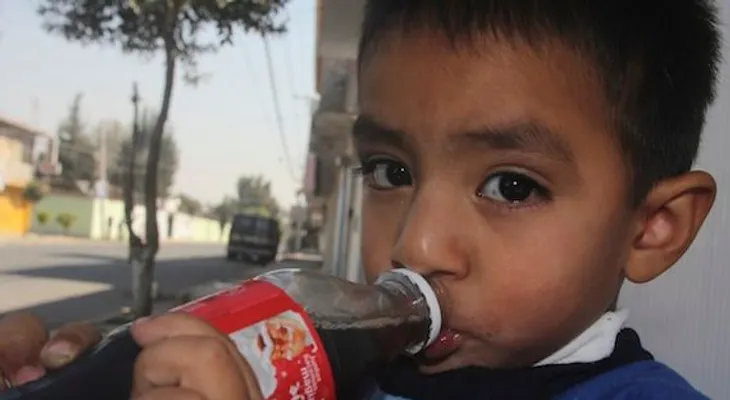 Los médicos piden no dar Cola a sus hijos y que los jugos sean naturales