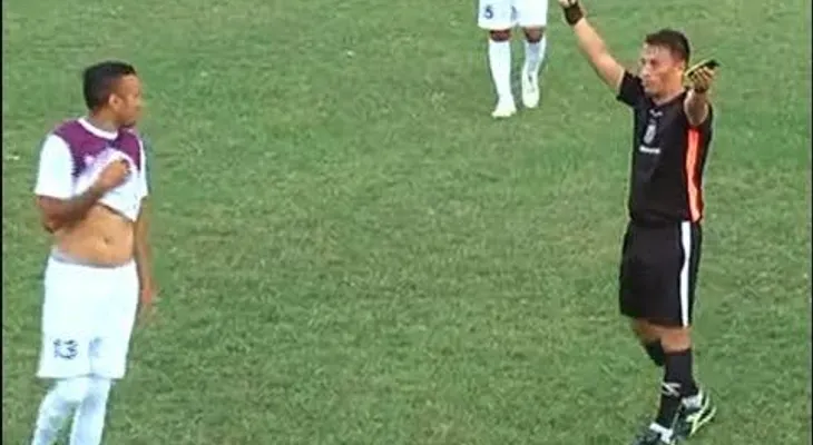 Un futbolista recibe dos amarillas en 10 segundos (VIDEO)