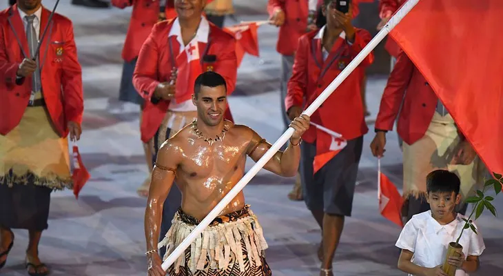 El aceitado y sexy tongano que causó sensación en los Olímpicos de Río cambiará el taekwondo por la nieve
