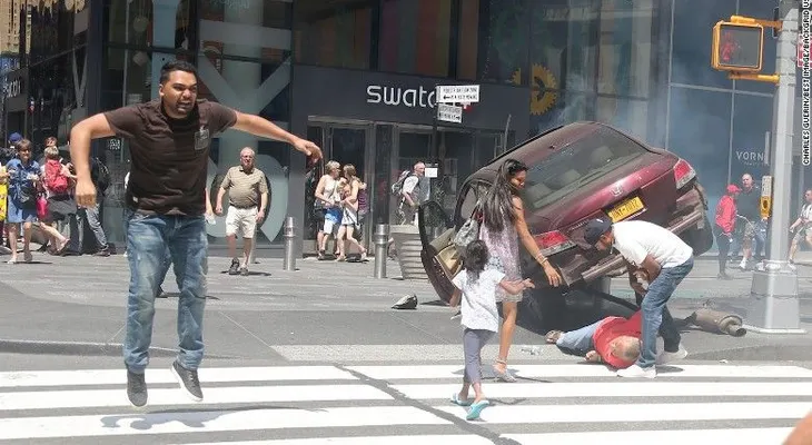 Fotos muestran al conductor de Times Square intentando huir tras embestir a peatones